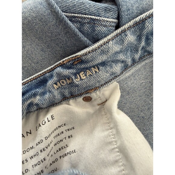 American Eagle Women’s Ripped Mom Jeans Size 16 Light Wash Distressed Denim - Picture 9 of 9